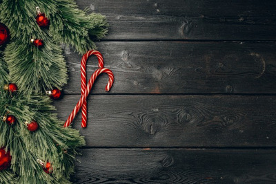 黑色木板上的针叶树枝和棒棒糖[JPG]