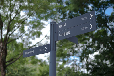 高品质的房地产指示牌路牌V设计样机展示模型mockups