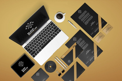 顶部视角的品牌VI物料设计展示样机（PSD）