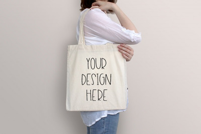 年轻女子手提袋品牌Logo设计样机[psd]