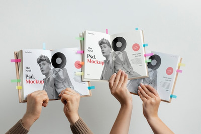 双手紧握书籍内页设计样机[psd]