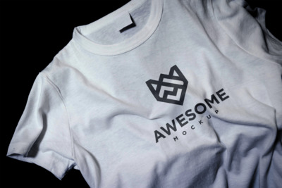 T恤服装品牌设计样机模板 (PSD,PNG)