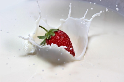新鲜草莓牛奶飞溅高清背景图片素材[JPG]