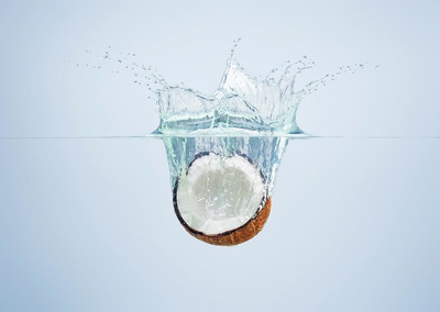 开壳椰子坠落水滴飞溅高清背景图片素材[JPG]