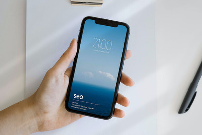 手持手机样机 (JPG,PDF,PSD)