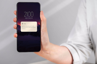 手持手机样机 (JPG,PDF,PSD)