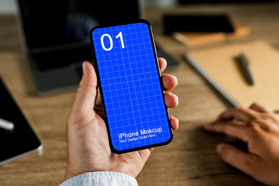 手持 iPhone 手机样机 (PSD,JPG)